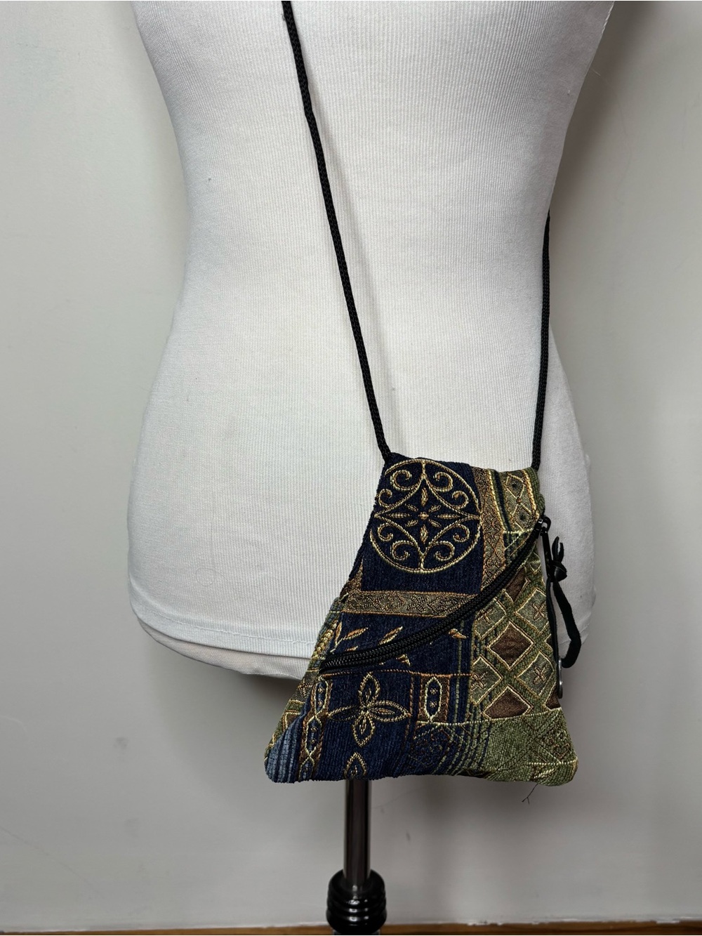ERDA Triangular Floral Tapestry Crossbody Bag Small Pouch 7”x 7” - Picture 8 of 9